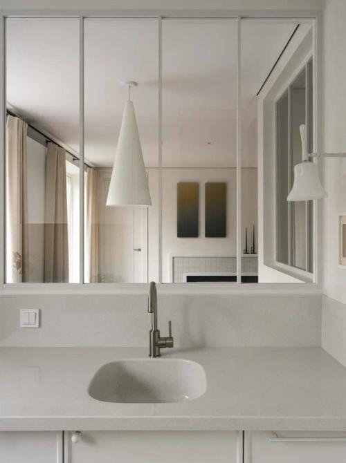 Квартира находится в спокойном зелёном районе, где нет суеты и шума большого города. 02