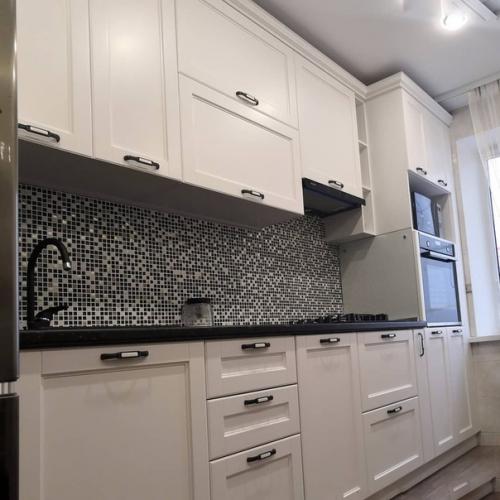 Даже небольшая кухонька может быть уютной функциональной. 06