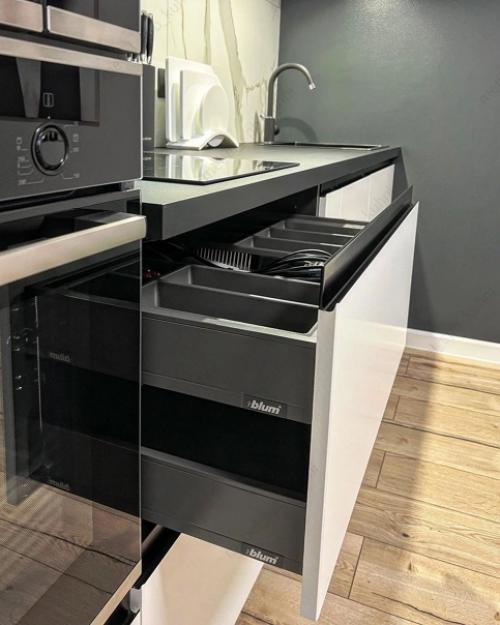 А мы решили сделать вот такую кухню. 07