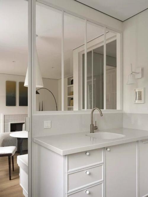 Квартира находится в спокойном зелёном районе, где нет суеты и шума большого города. 01