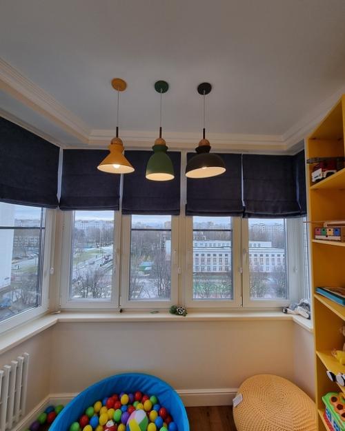 Детская комната.  Часть комнаты там, где висят три светильника - это бывшая лоджия. 03
