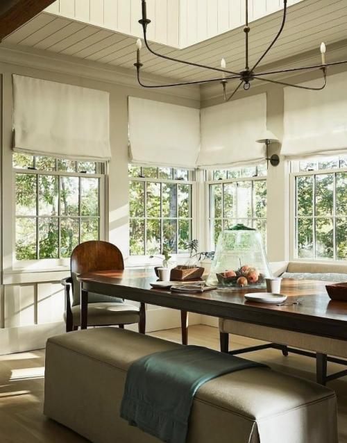 Интерьер этого загородного дома построен на тонком балансе между архитектурой и окружающей природой - они словно продолжают друг друга. 04