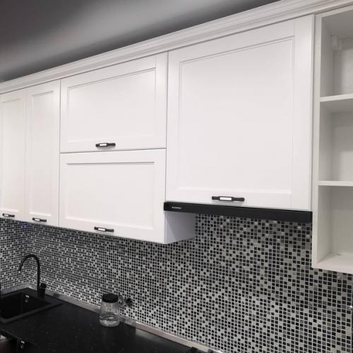 Даже небольшая кухонька может быть уютной функциональной. 01