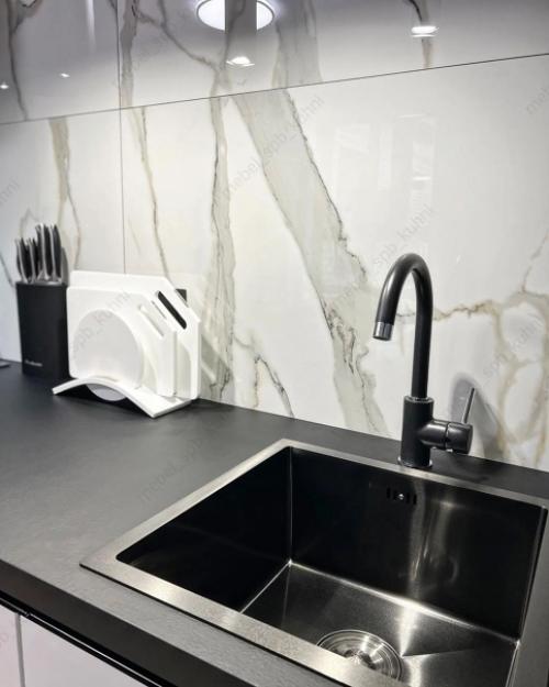 А мы решили сделать вот такую кухню. 06