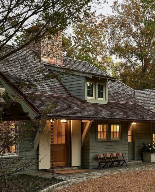 Интерьер этого загородного дома построен на тонком балансе между архитектурой и окружающей природой - они словно продолжают друг друга. 

