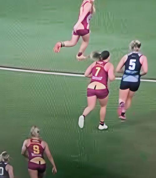 Женский футбол ещё никогда не был таким зрелищным … и таким неожиданным.
