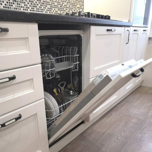 Даже небольшая кухонька может быть уютной функциональной. 04