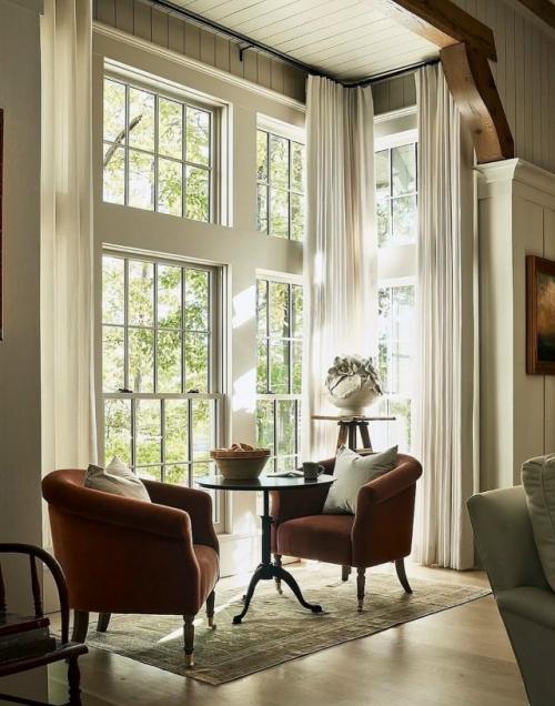 Интерьер этого загородного дома построен на тонком балансе между архитектурой и окружающей природой - они словно продолжают друг друга. 05