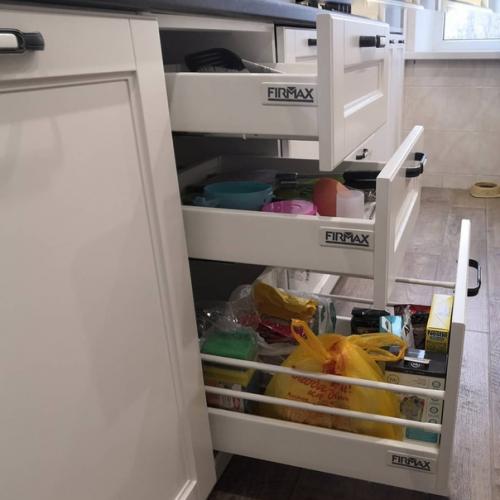 Даже небольшая кухонька может быть уютной функциональной. 08