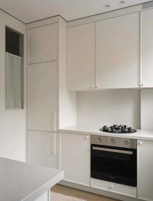 Квартира находится в спокойном зелёном районе, где нет суеты и шума большого города.  