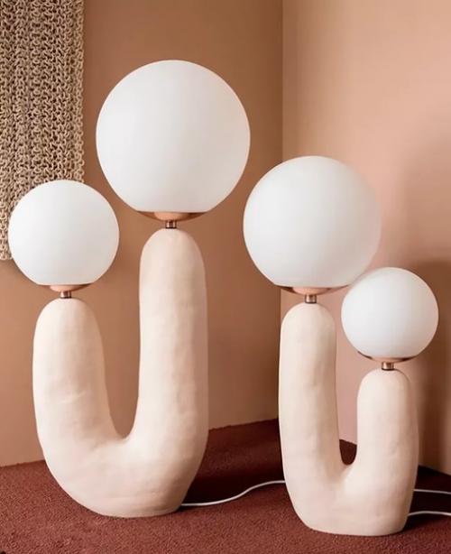 Самыми стильными светильниками в 2020 году считаются модели в стиле ретро, модульные светильники и подвесные люстры. 03