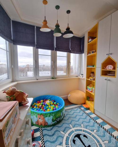 Детская комната.  Часть комнаты там, где висят три светильника - это бывшая лоджия. 02