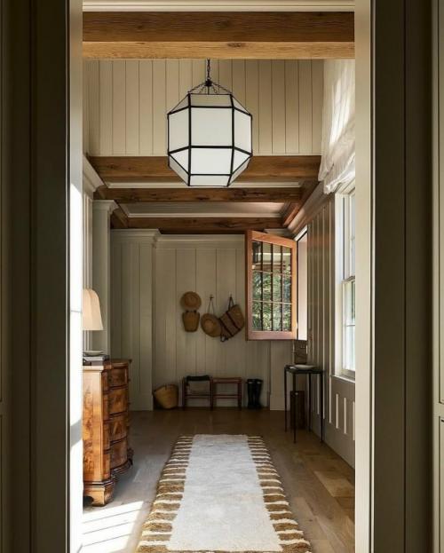 Интерьер этого загородного дома построен на тонком балансе между архитектурой и окружающей природой - они словно продолжают друг друга. 01