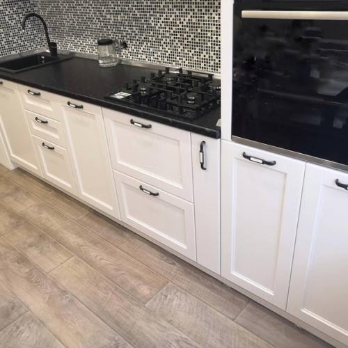 Даже небольшая кухонька может быть уютной функциональной. 02