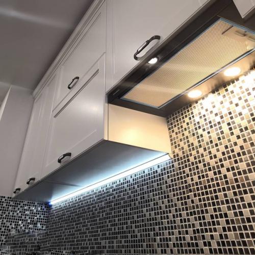 Даже небольшая кухонька может быть уютной функциональной. 03