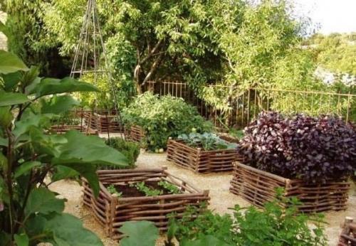 Мы делаем плетёные оградки для клумб. 03