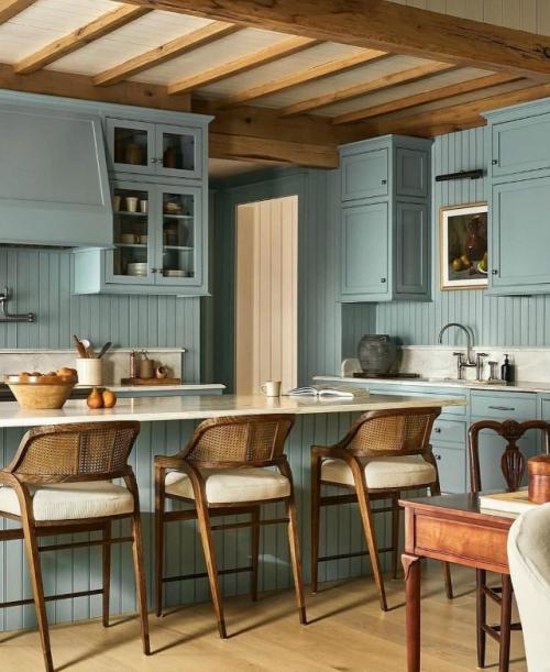 Интерьер этого загородного дома построен на тонком балансе между архитектурой и окружающей природой - они словно продолжают друг друга. 03