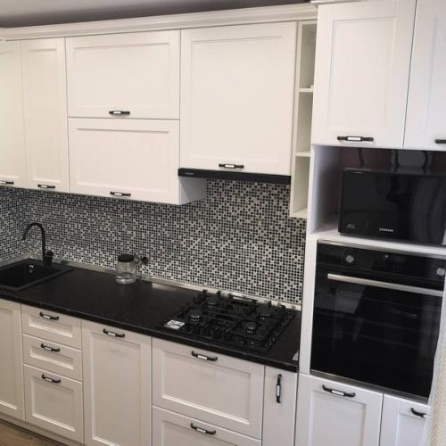 Даже небольшая кухонька может быть уютной функциональной. 05