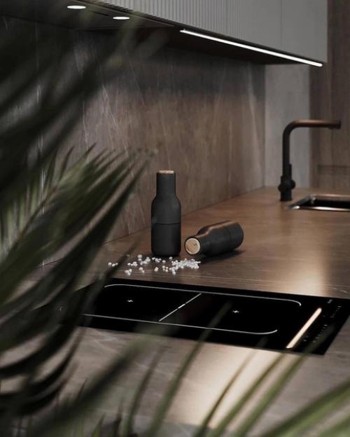 Современный интерьер кухни в серых оттенках с деревянными элементами. 09