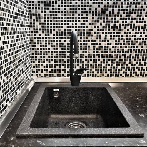 Даже небольшая кухонька может быть уютной функциональной. 09