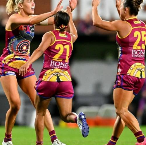 Женский футбол ещё никогда не был таким зрелищным … и таким неожиданным. 01