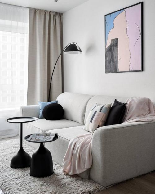 Интерьер современной квартиры, созданный для молодой пары, представляет собой светлое, уютное и спокойное пространство для совместного проживания. 01