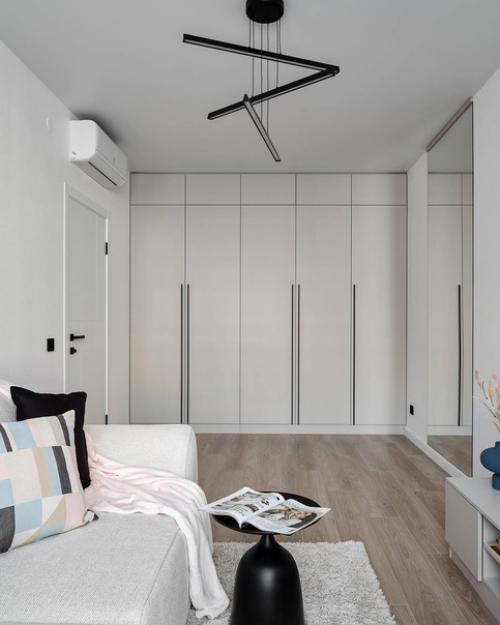 Интерьер современной квартиры, созданный для молодой пары, представляет собой светлое, уютное и спокойное пространство для совместного проживания. 07