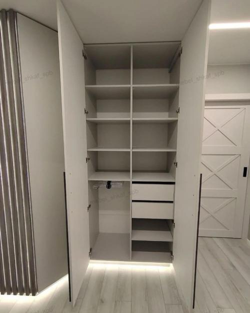 Решили сделать необычный шкаф и у наших мебельщиков это получилось. 05