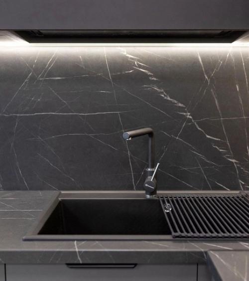 Строгая и стильная кухня, сразу после монтажа. 02