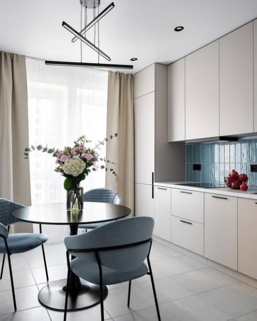 Интерьер современной квартиры, созданный для молодой пары, представляет собой светлое, уютное и спокойное пространство для совместного проживания. 04