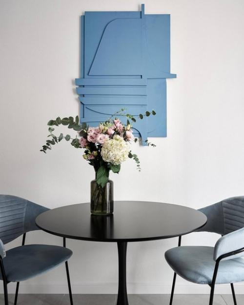 Интерьер современной квартиры, созданный для молодой пары, представляет собой светлое, уютное и спокойное пространство для совместного проживания. 03