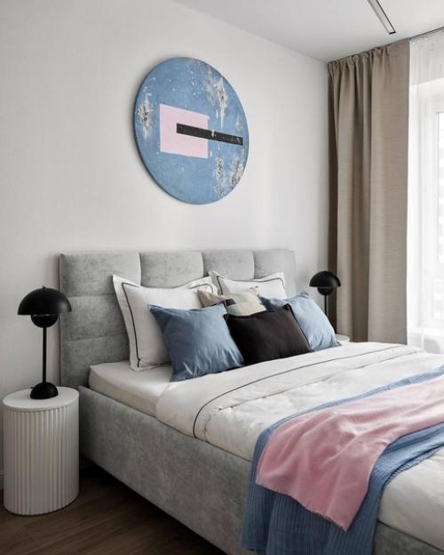 Интерьер современной квартиры, созданный для молодой пары, представляет собой светлое, уютное и спокойное пространство для совместного проживания. 05