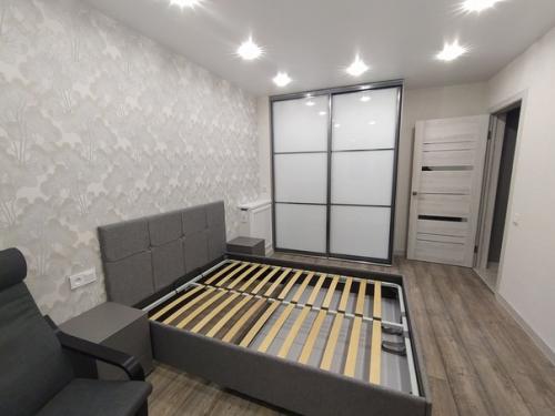 Комната в двушке.  Подскажите, какие шторы лучше сделать? 01