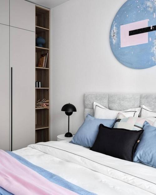 Интерьер современной квартиры, созданный для молодой пары, представляет собой светлое, уютное и спокойное пространство для совместного проживания. 06