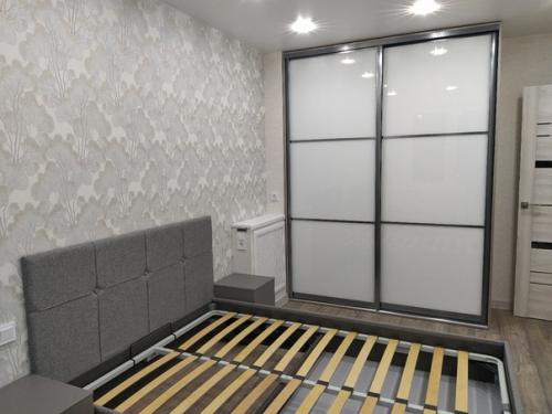 Комната в двушке.  Подскажите, какие шторы лучше сделать? 02