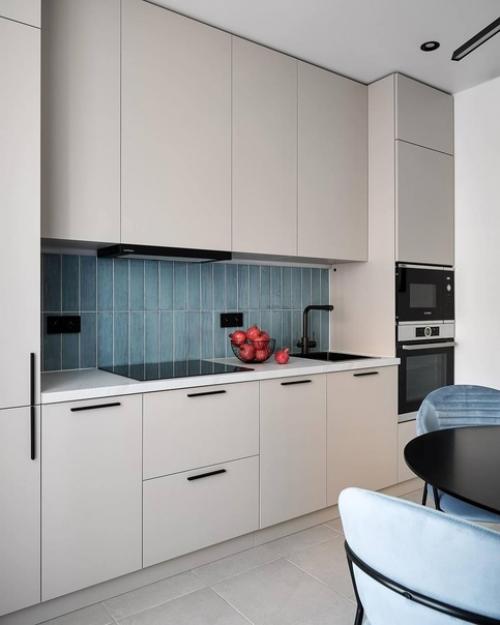 Интерьер современной квартиры, созданный для молодой пары, представляет собой светлое, уютное и спокойное пространство для совместного проживания. 02