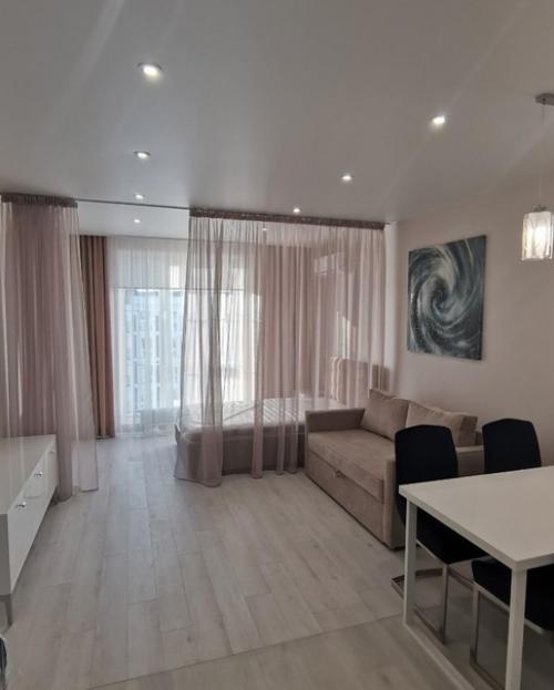 Наша студия.  Ремонт сделали очень быстро, дизайн продумали сами. 05