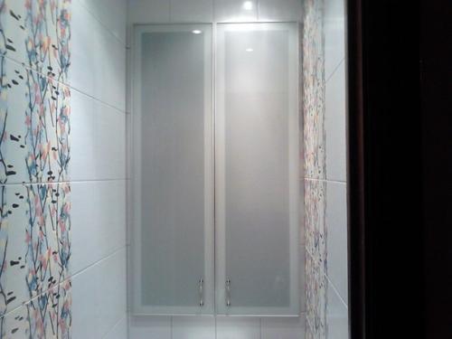 Вариант дверцы из рамочного алюминиевого профиля и стекла или зеркала на сантехнический люк в санузле. 06 Вариант дверцы из рамочного алюминиевого профиля и стекла или зеркала на сантехнический люк в санузле. 06