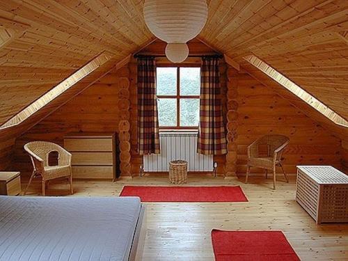 Как красиво и удобно обустроить мансарду в садовом доме на даче. 01