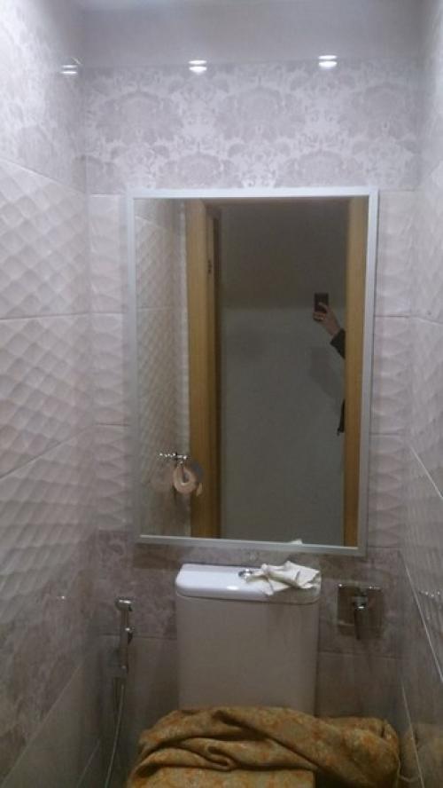 Вариант дверцы из рамочного алюминиевого профиля и стекла или зеркала на сантехнический люк в санузле. 01 Вариант дверцы из рамочного алюминиевого профиля и стекла или зеркала на сантехнический люк в санузле. 01