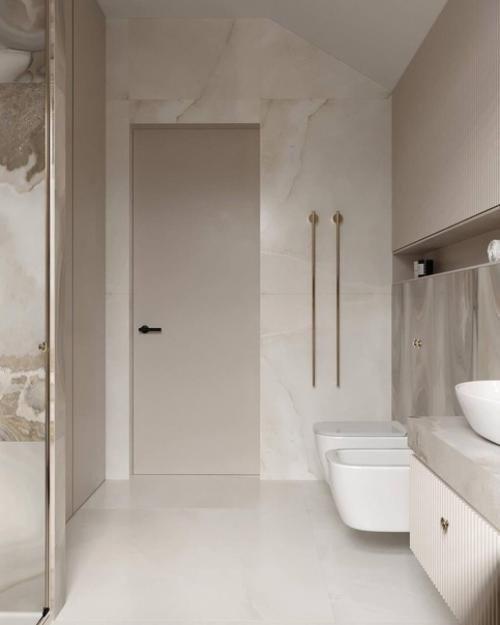 В свое время пандемия наглядно показала, что полноценный уход за собой и сеансы расслабления вполне можно устроить в собственной ванной. 03