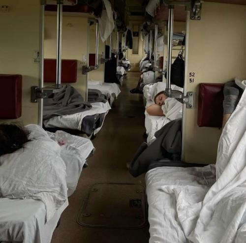 Поезд, плацкарт. 

В купе нас трое: с одной стороны я (верхняя полка пустая), напротив - женщина лет 40 и её дочь, примерно 10 лет. 

