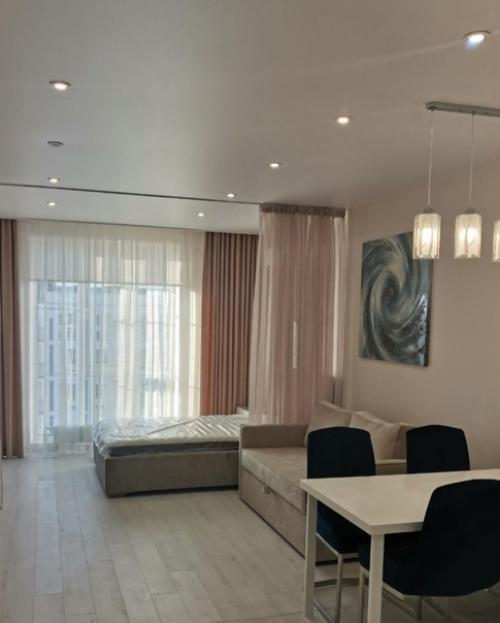 Наша студия.  Ремонт сделали очень быстро, дизайн продумали сами. 02