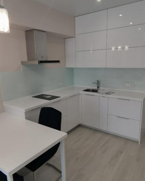 Наша студия.  Ремонт сделали очень быстро, дизайн продумали сами. 07