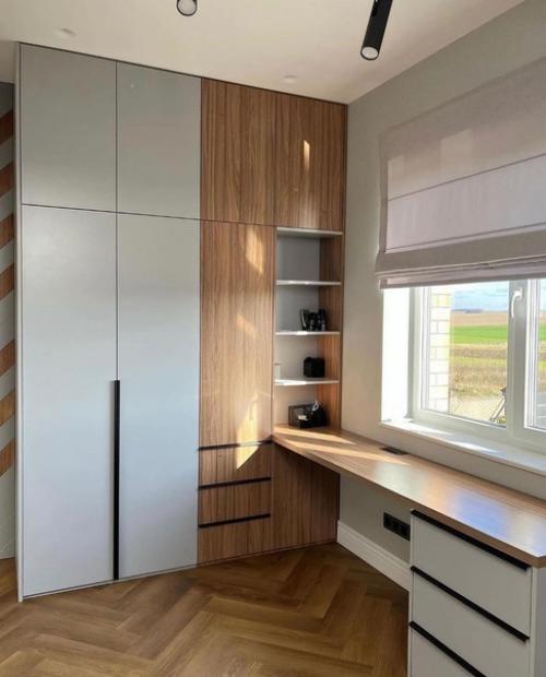 А это реализованная рабочая зона и небольшая гардеробная система. 02