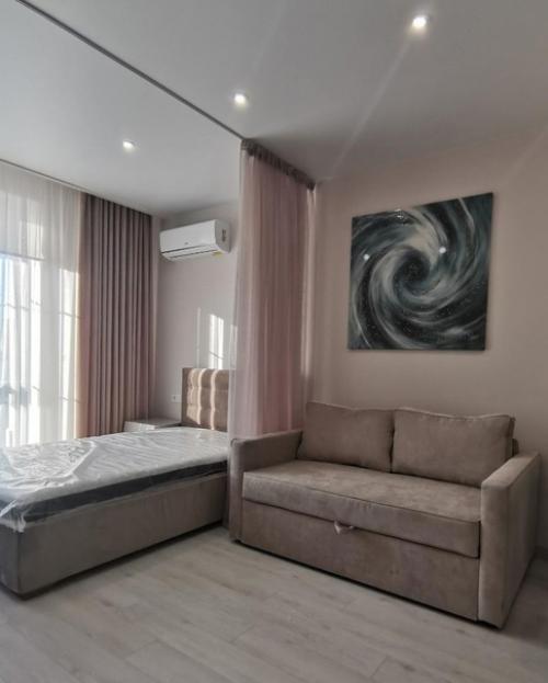 Наша студия.  Ремонт сделали очень быстро, дизайн продумали сами. 08