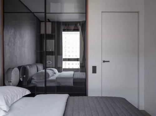 Дизайнеры полную перепланировку провели. 03