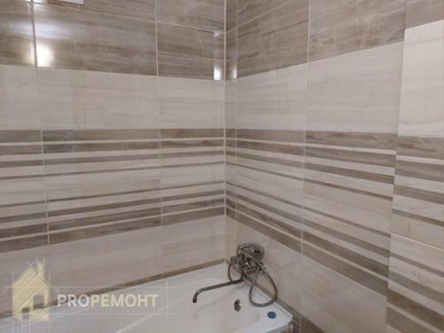 Выполнено утепление пенопластом по периметру квартиры, так же проложен теплый пол - комната коридор, кухня, ванная. 04