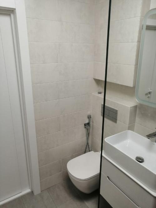 Сан.  Узел с душевой в строительном исполнении в трехкомнатной хрущевке после небольшого расширения и кап. 06