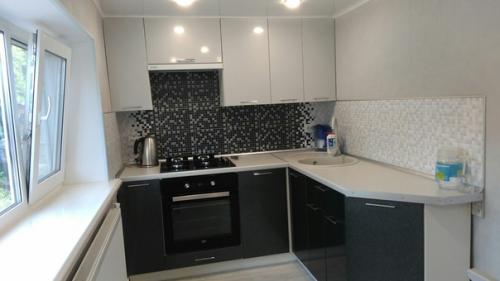 Из пристройки с потолками высотой 2 м сделали кухню. 03